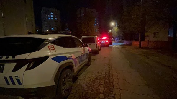 Sokak ortasında koca dehşeti! Eşini boğazından bıçakladı...